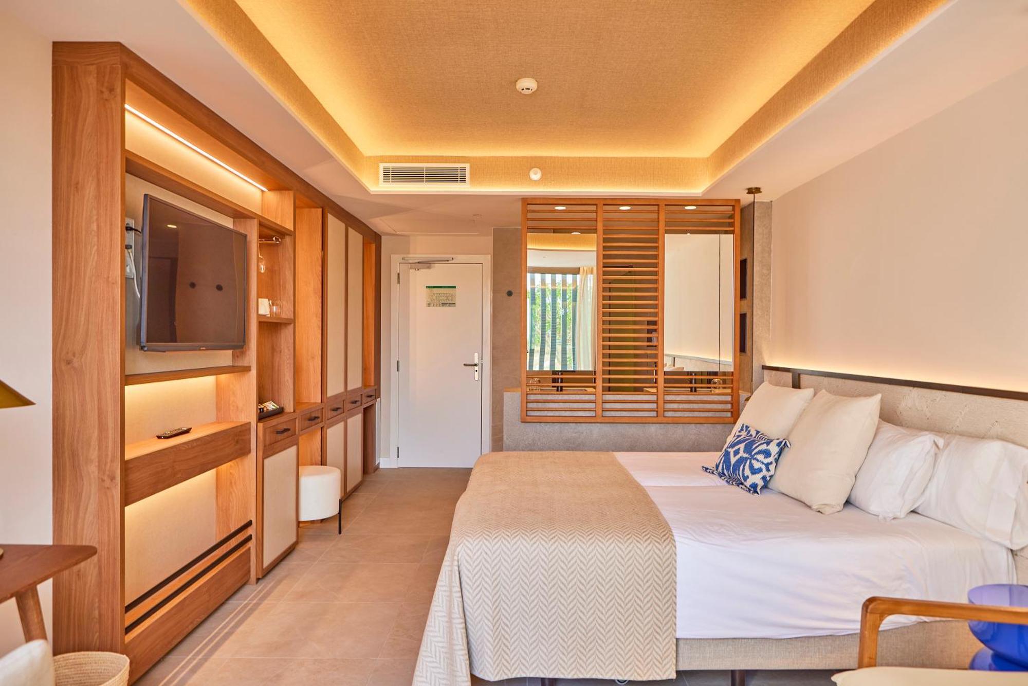 Universal Grand Leon & Spa Colonia de Sant Jordi Bagian luar foto